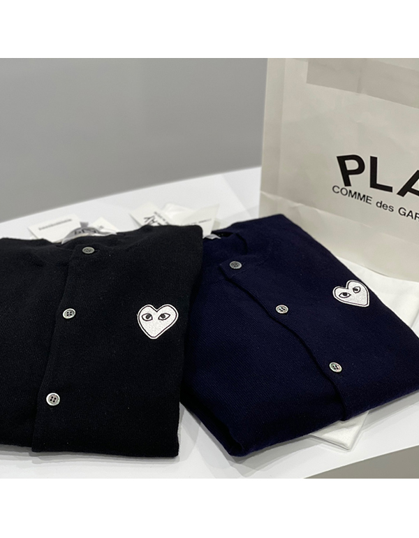 (WOMENS) COMME DES GARCONS PLAY WHITE HEART WOMENS CADIGAN (BLACK)